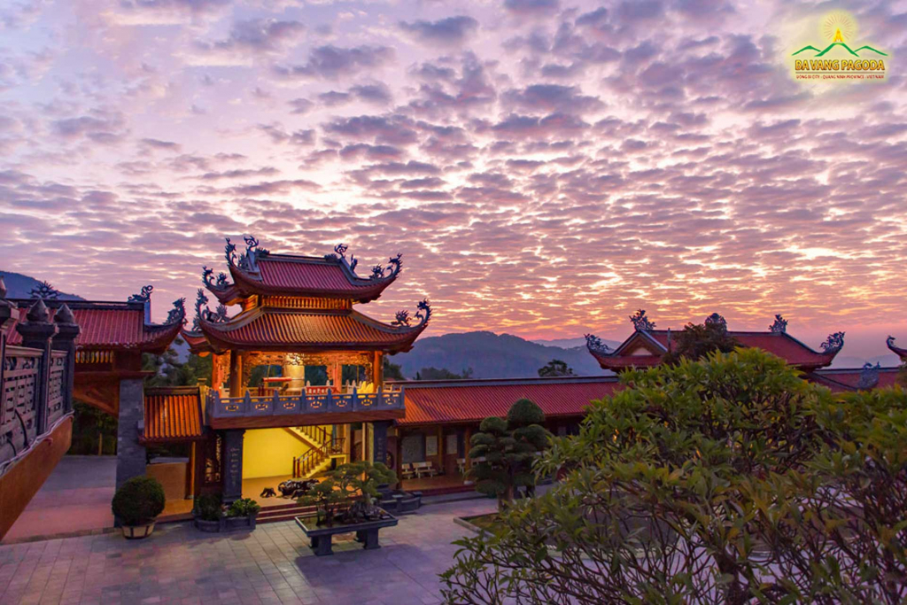 The second floor of the Main Hall overlooks the picturesque, sparkling and magical dawn of Ba Vang Pagoda.
