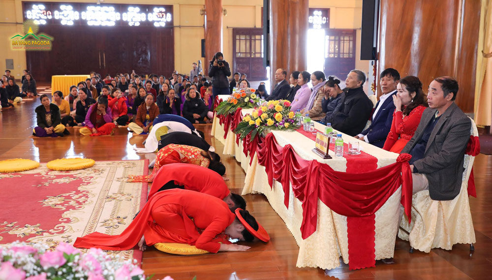 Grooms and brides make prostrations to their parents
