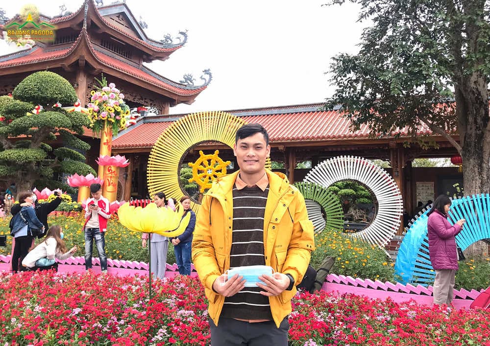 Hoang Dinh Vu is so excited about the mask giveaway activity of Ba Vang Pagoda.