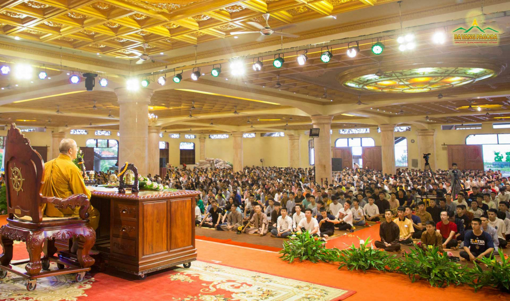 Thousands of students attending a Dharma Talk by Thay Thich Truc Thai Minh