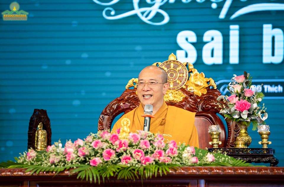 Thay Thich Truc Thai Minh giving a Dharma talk to Ba Vang Youth Club