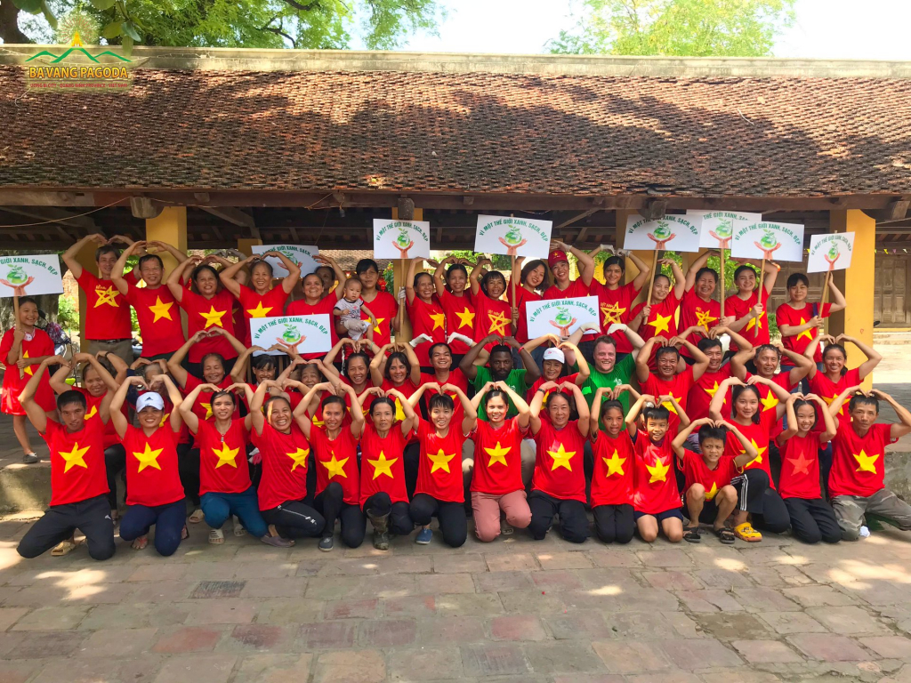 More than 100 Buddhists of Ba Vang Pagoda, together with foreign friends from Keep Hanoi Clean participating in the environmental protection programme