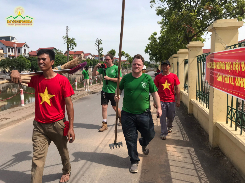 James Joseph Kendall, founder of Keep Hanoi Clean, together with Buddhists of Ba Vang Pagoda cleaning the area along Pheo River.