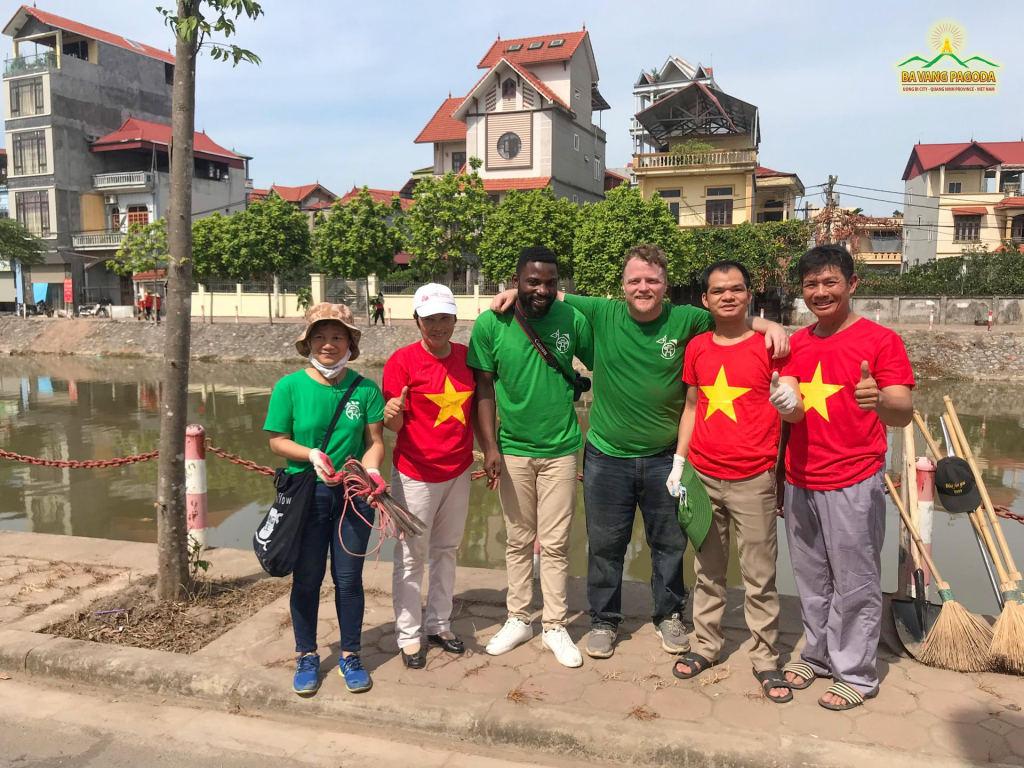James Joseph Kendall, (the light brown-haired man in the green T-shirt) founder of Keep Hanoi Clean, his partners and Buddhists of Ba Vang Pagoda joining the clean-up programme.