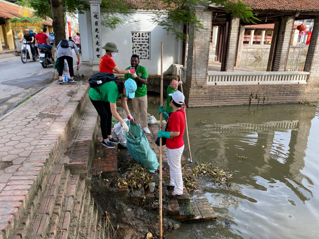 James Joseph Kendall, Buddhists of Ba Vang Pagoda, together with members of Keep Hanoi Clean cleaning Pheo River.