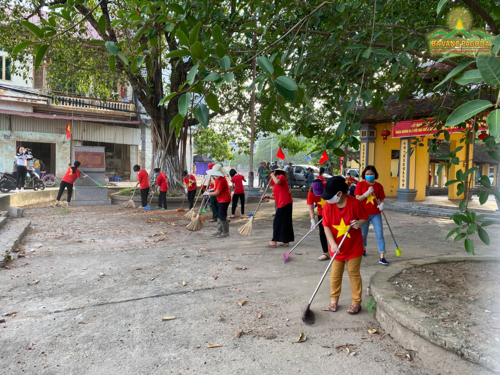 Buddhists of Ba Vang Pagoda performing cleaning activities.