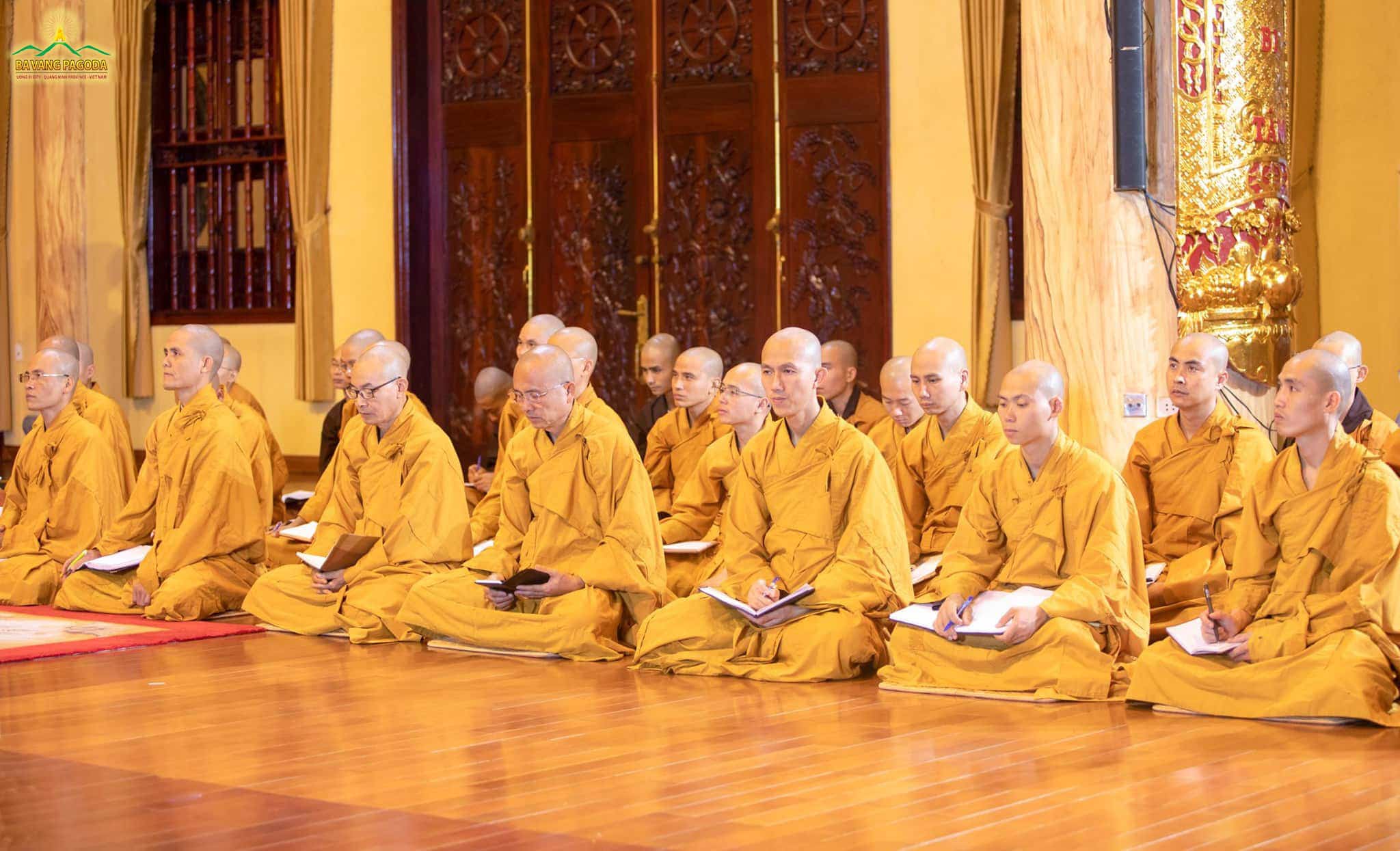 monks-of-ba-vang-pagoda-listening-to-thays-teachings