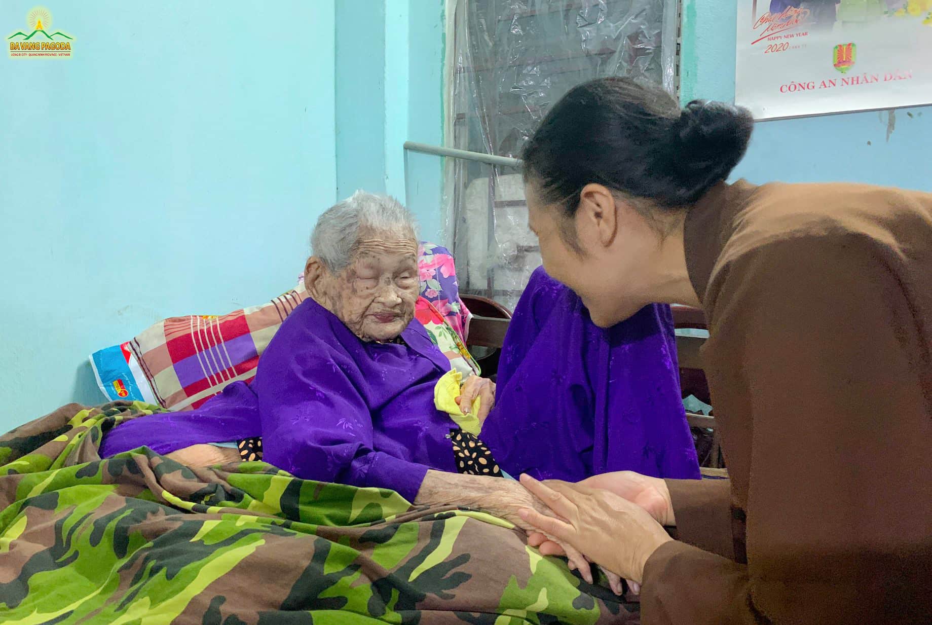 Ms. Pham Thi Yen - chairperson of Chrysanthemum Club talking with Vietnamese heroic mother Ho Thi Sa.