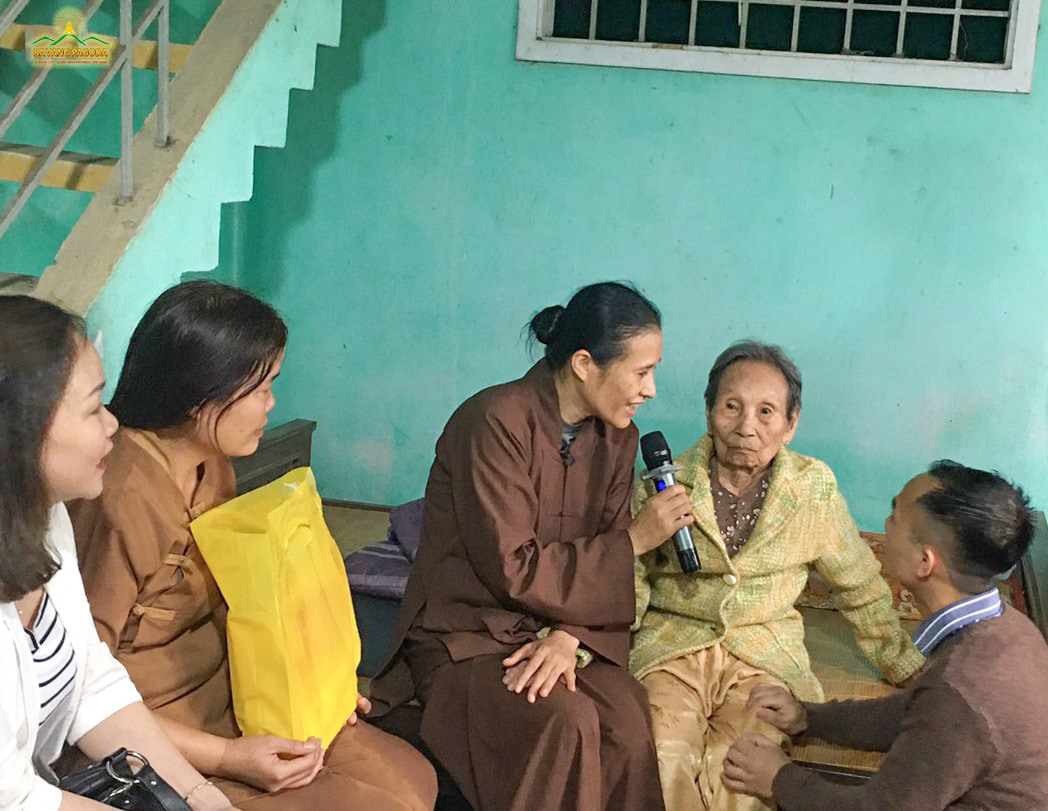 Ms. Pham Thi Yen - chairperson of Chrysanthemum Club talking with Vietnamese heroic mother Nguyen Thi Than.