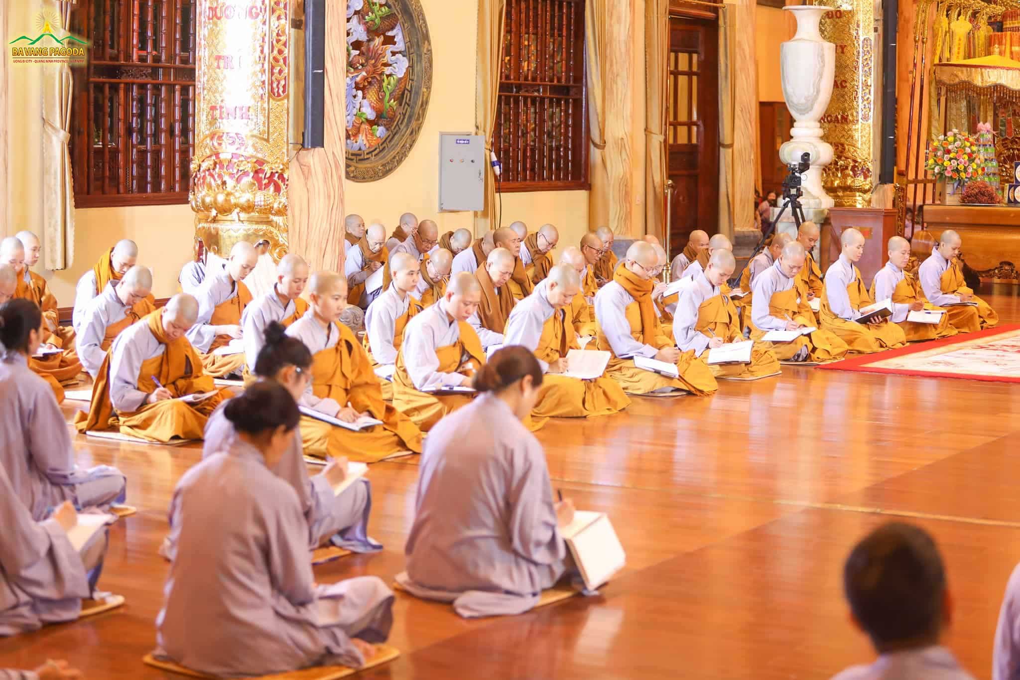 nuns-o-ba-vang-pagoda-listening-to-thays-teachings