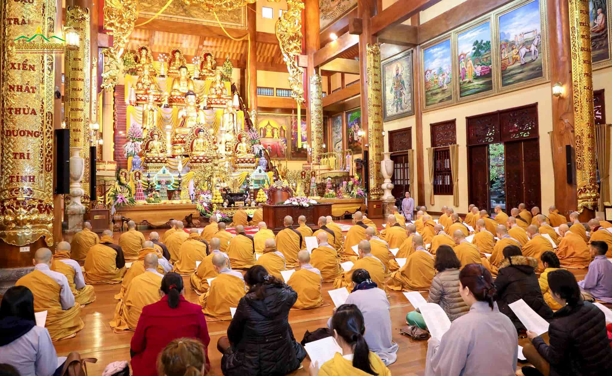 The community of Ba Vang Pagoda reciting the Ratana Sutra to pray for the eradication of COVID-19
