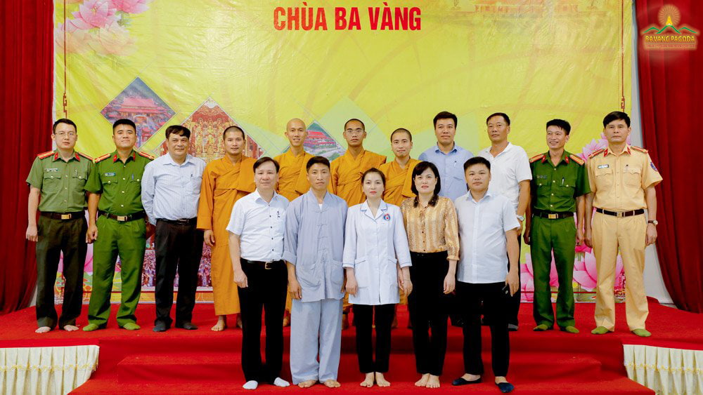 Representatives of Monks, leaders and officials of local government at the meeting to discuss the organisation of Ba Vang Pagodas Chrysanthemum Festival 2020.
