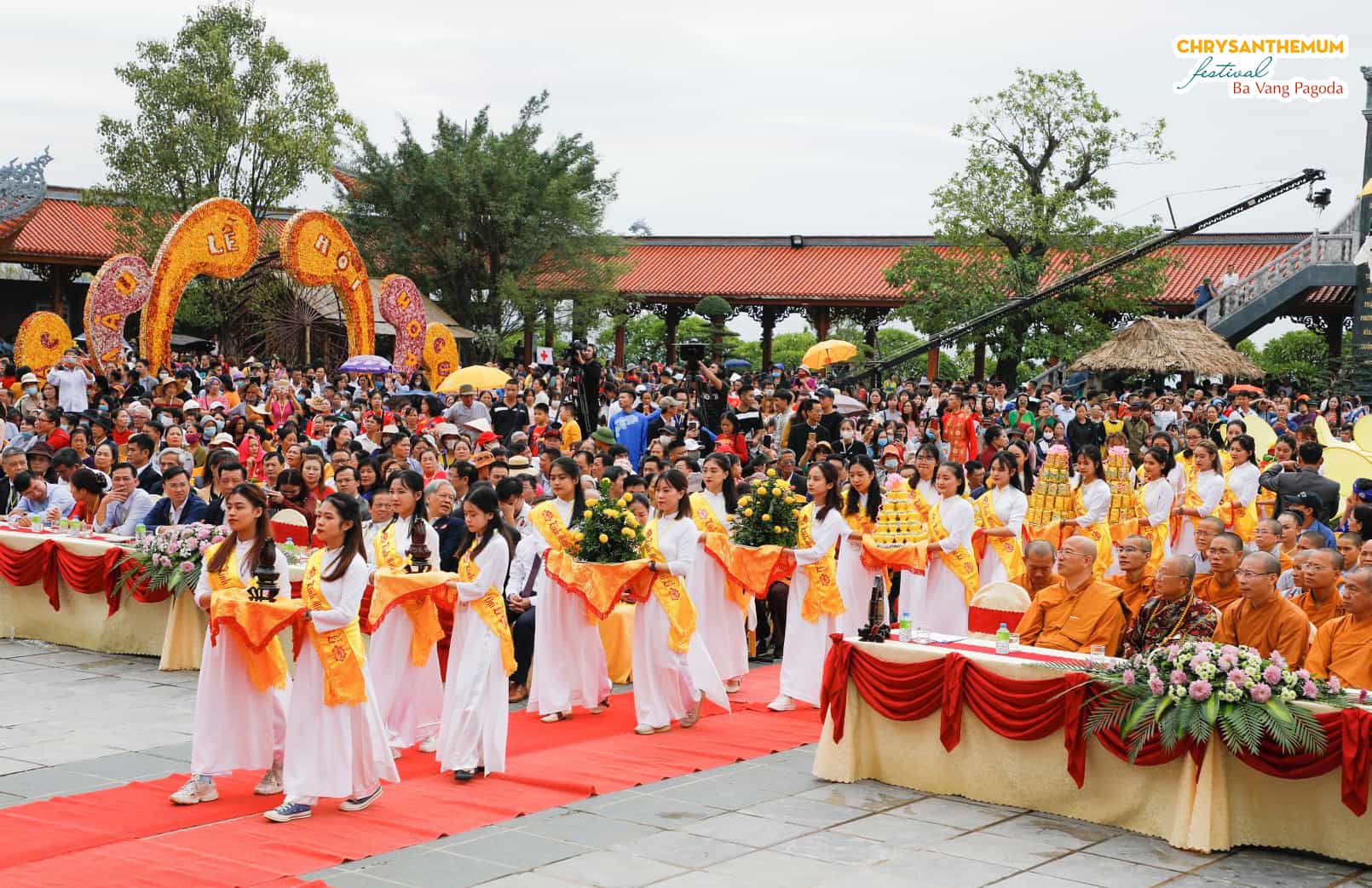 Rites of presenting flowers and offerings at Chrysanthemum Festival 2020 at Ba Vang Pagoda
