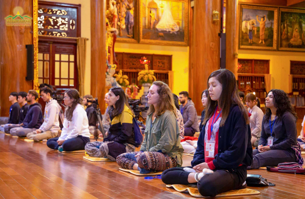 Cultivate your mind! (Photo: Participants of the 2-day Meditation Experience Programme sitting meditation in the Main Hall of Ba Vang Pagoda.)
