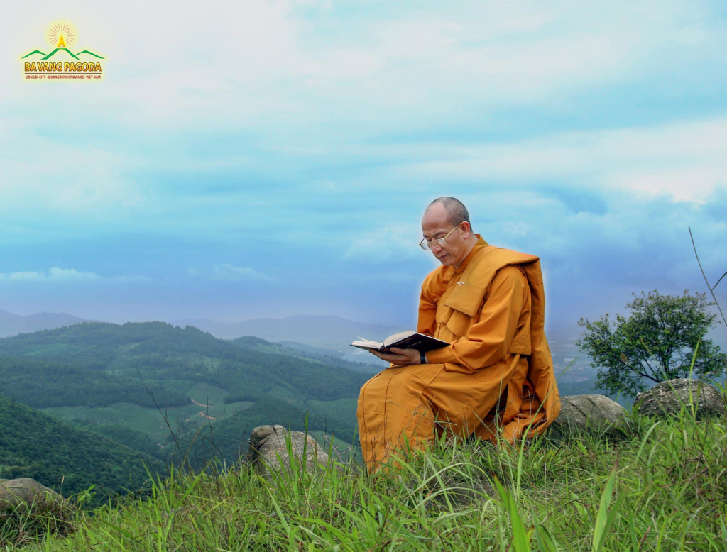 Developing wisdom enables you to become successful people. (Photo: Thay Thich Truc Thai Minh, the abbot of Ba Vang Pagoda, reading a Buddhist Sutra in the forest.)