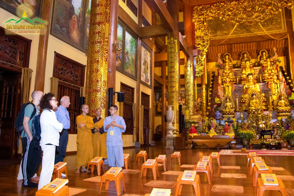 Sweden-Doctors-and-Ba-Vang-Pagoda-Monk-and-Buddhist-at-the-Pagoda