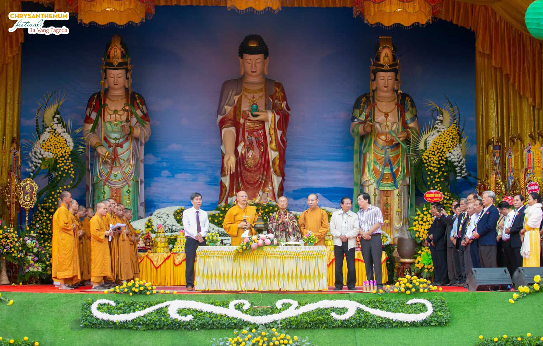 Tea-making rites to offer to Buddhas