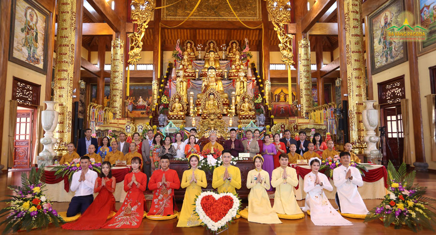 Thay and Monks of Ba Vang Pagoda take a photo with couples and their families