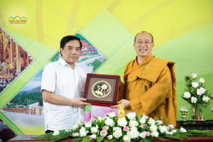 Assc. Prof. Bui Anh Tuan, Foreign Trade University's Rector giving Thay Thich Truc Thai Minh a present.