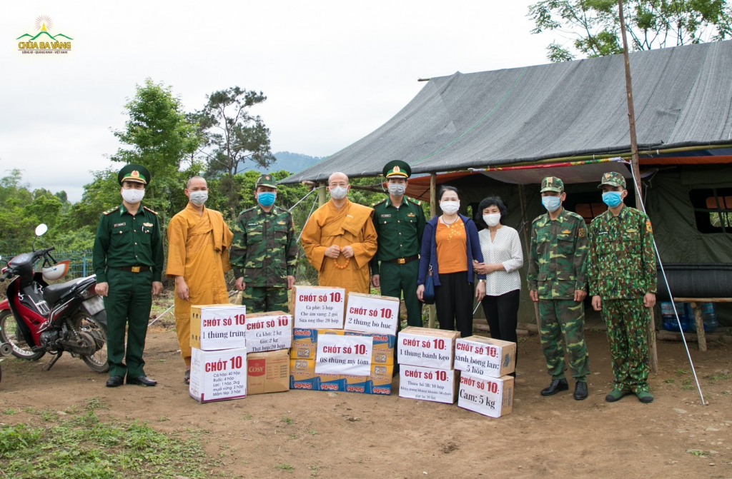 Thay Thich Truc Thai Minh visiting soldiers and providing them with necessary food in the first COVID-19 outbreak in Vietnam (April 2020).
