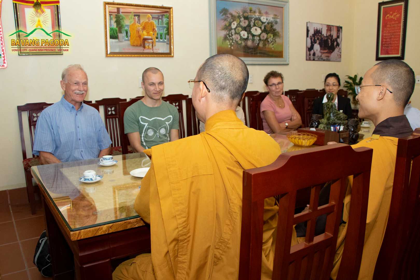 The-delegations-feeling-about-Ba-Vang-Pagoda-2