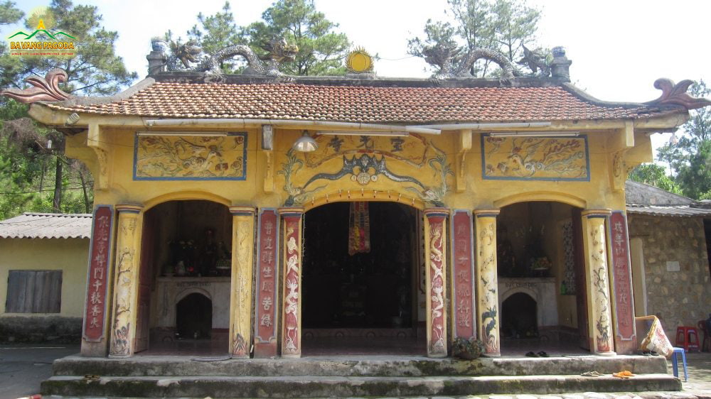 The old Main Hall of Ba Vang Pagoda.