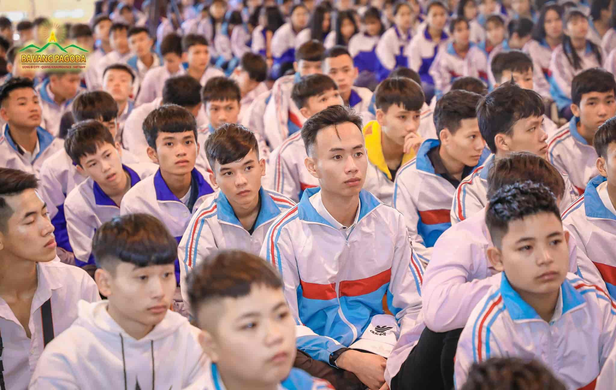 The students listening to the Dharma teachings preaced by Thay Thich Truc Thai Minh