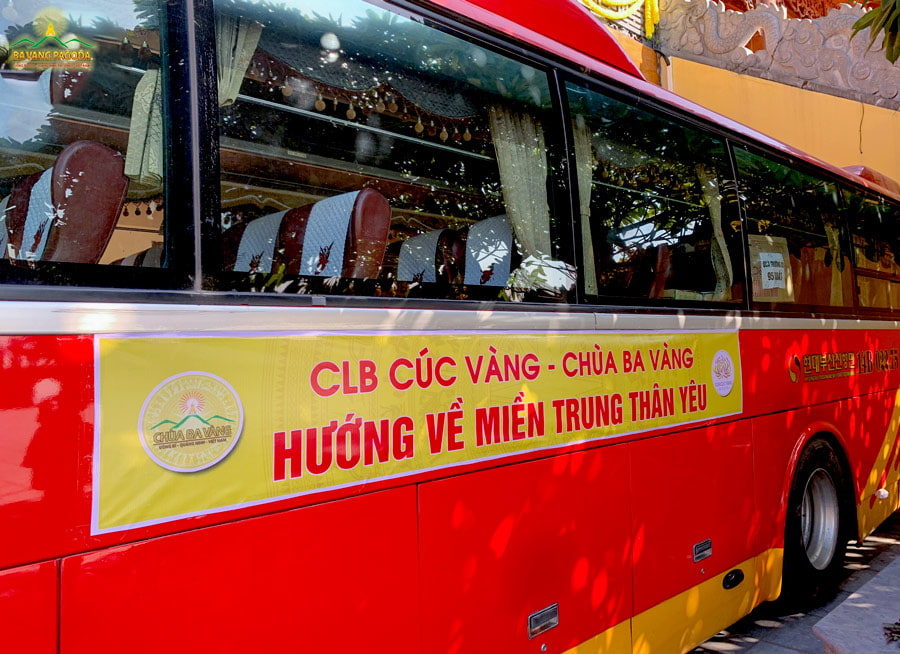 The van with slogan “Chrysanthemum Club - Ba Vang Pagoda - Reach out to our beloved Central Vietnam”.
