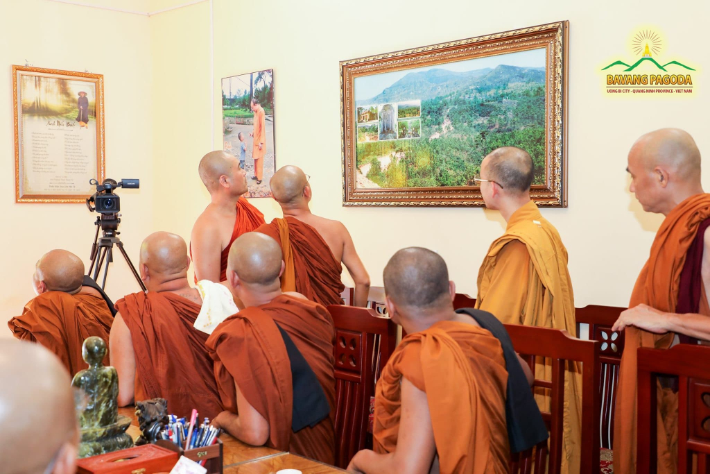 Venerable Thich Truc Bao Luc introducing the history of Ba Vang Pagoda to the delegation.