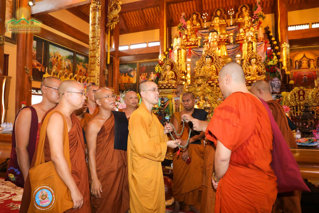 The delegation giving Venerable Thich Truc Bao Luc a souvenir.