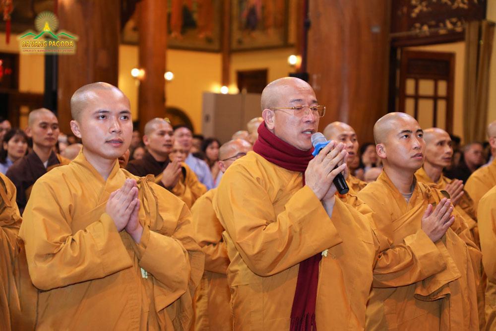 Thay Thich Truc Thai Minh and His Sangha vowing to practise to dedicate merit to end COVID-19 on 26 January