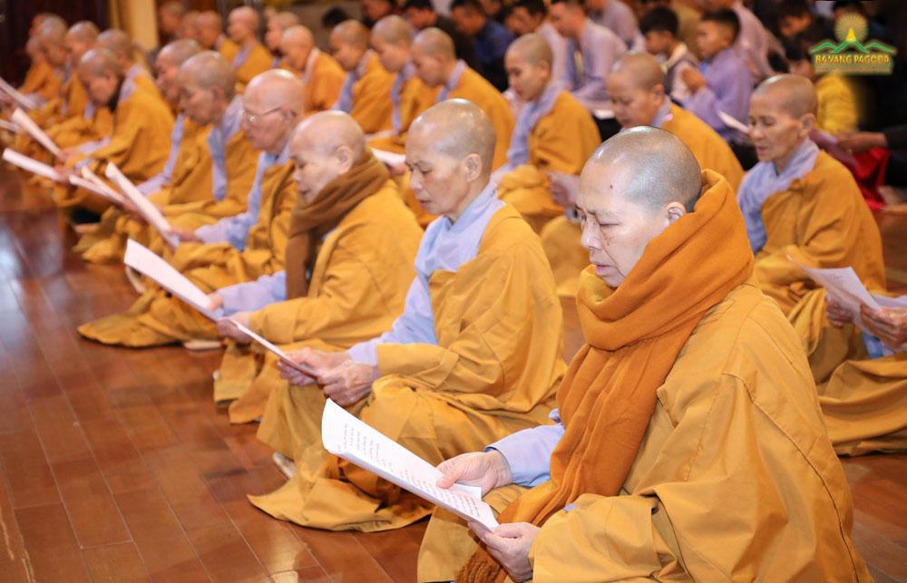Nuns of Ba Vang Pagoda reciting Ratana Sutra to dedicate merit to end COVID-19 on 26 January