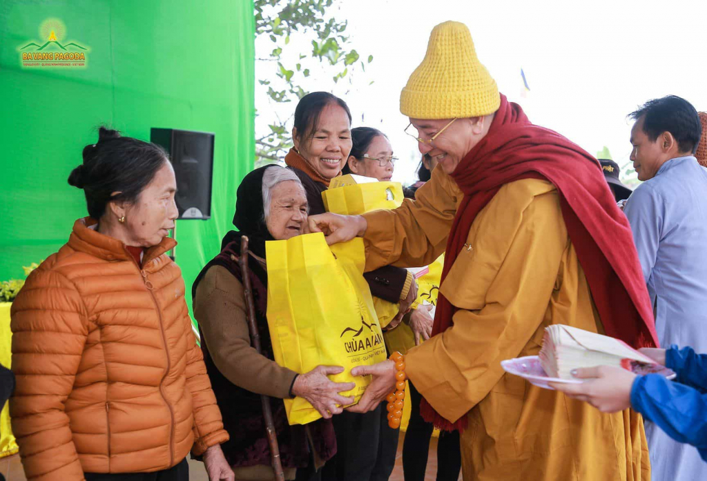 Year-end-charity -programmes-of-Ba-Vang-Pagoda-3