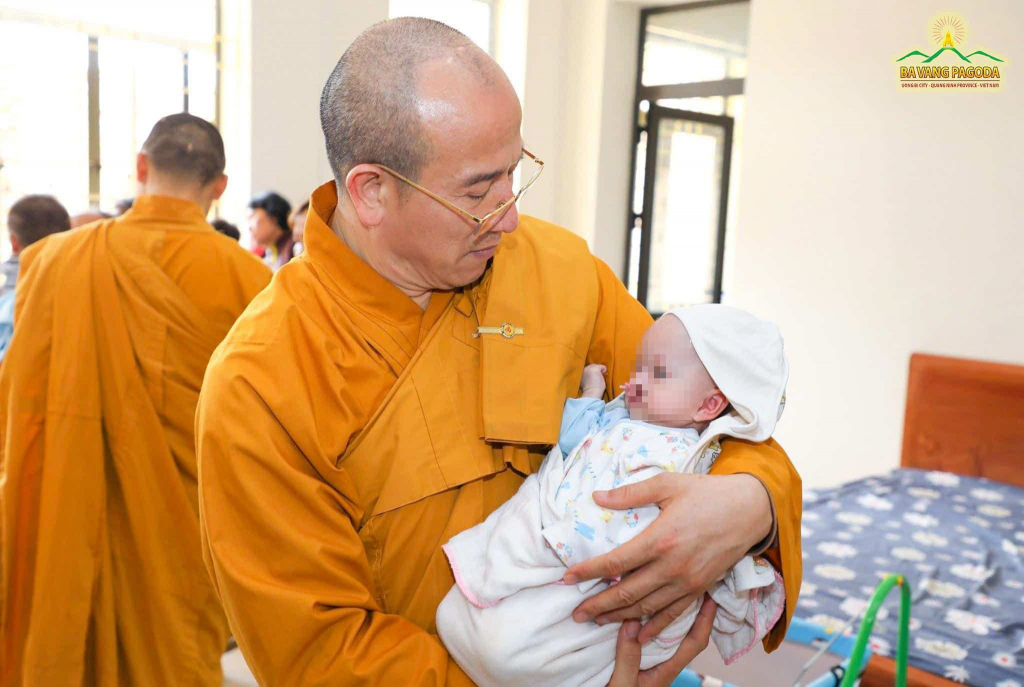 Year end charity programmes of Ba Vang Pagoda