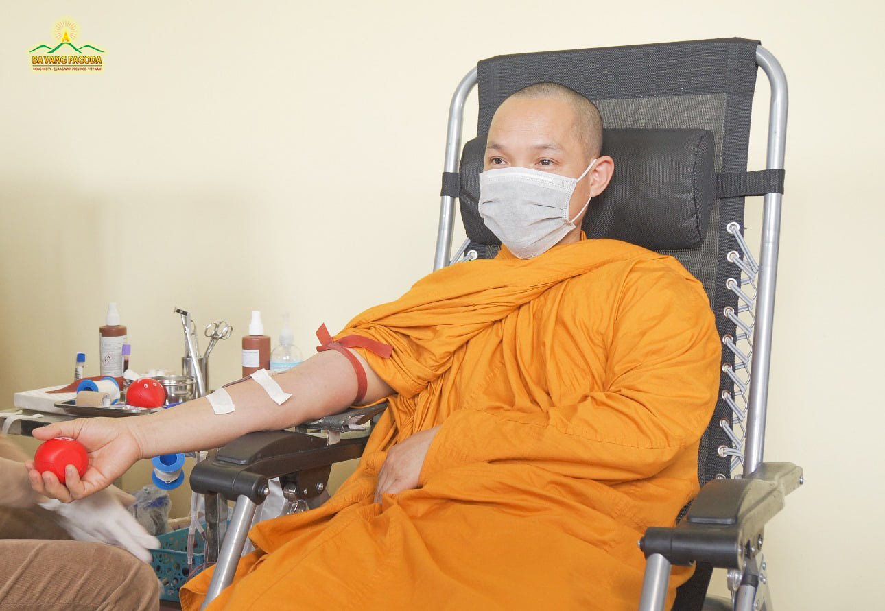 A monk of Ba Vang Pagoda donating blood.