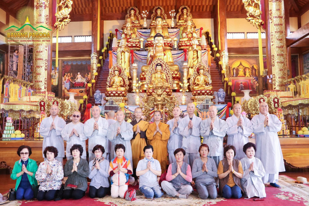 Venerable Thich Truc Bao Giac and the Korean delegation in the Main Hall.