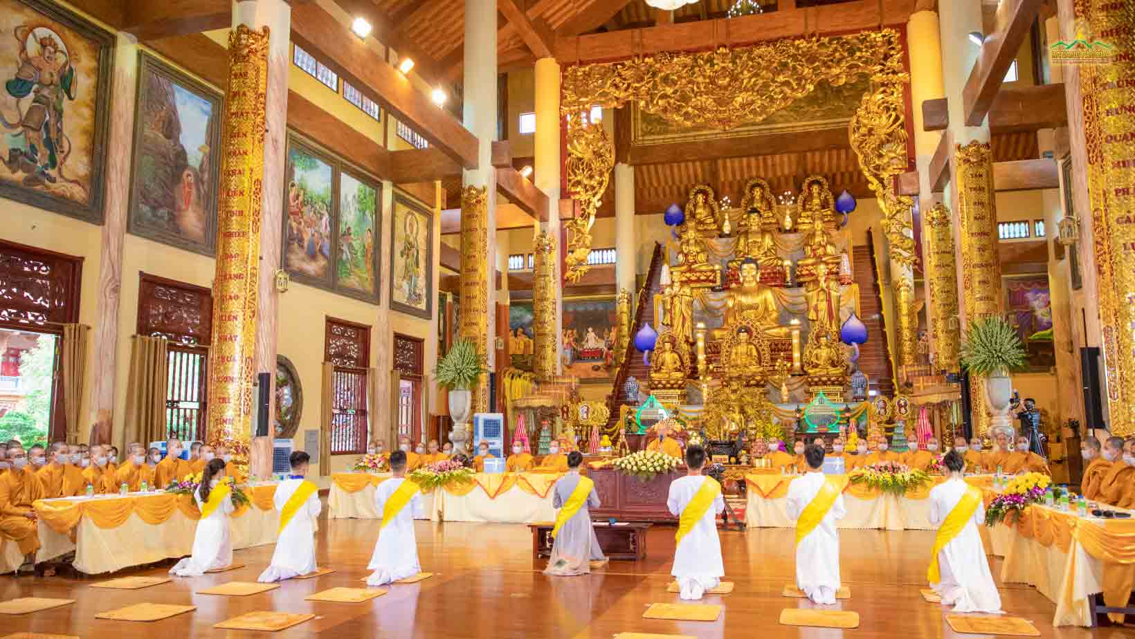 Buddhists respectfully listened to Thay's teachings in the Ullambana ceremony at Ba Vang Pagoda