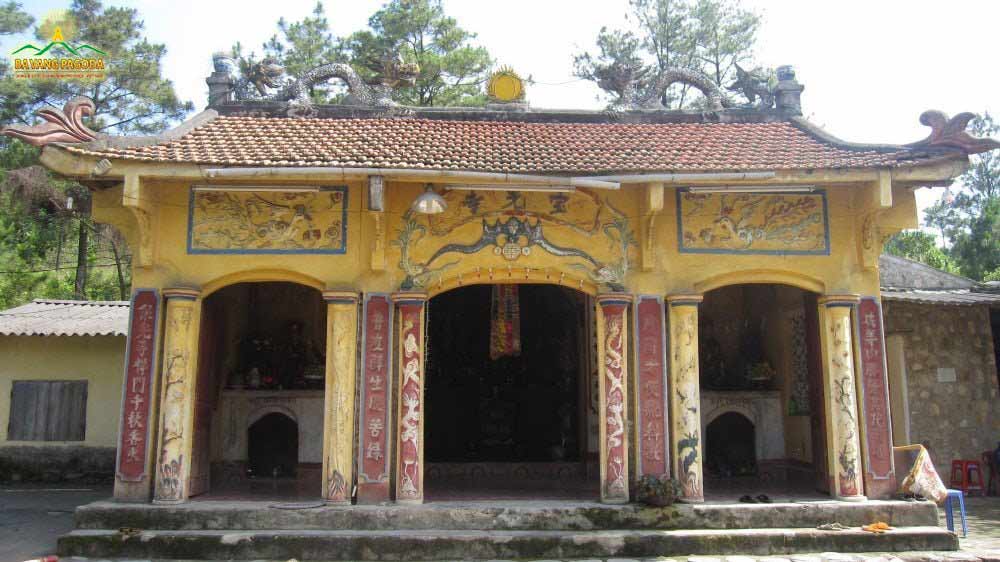 The old Main Hall of Ba Vang Pagoda