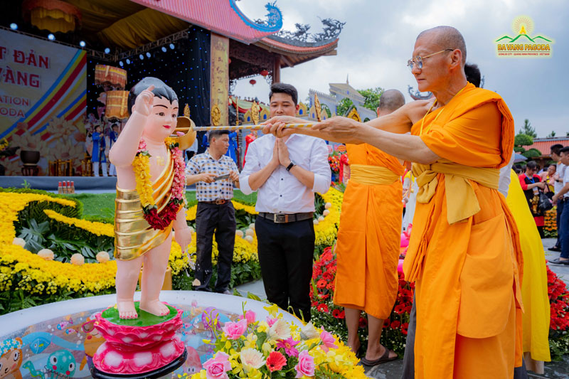 Assistant Director of international Affairs Department, Chief of AEC Affairs Division — Venerable Phramaha Surat Luangthada poured water to bathe the newborn Buddhas statue.