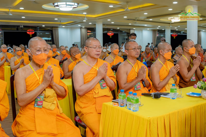 Assistant Director of International Affairs Department, Chief of AEC Affairs Division — Venerable Phramaha Surat Luangthada and Thai Buddhist monks at the event: “Monks - lay Buddhists from different countries make offerings to Ba Vang Pagoda