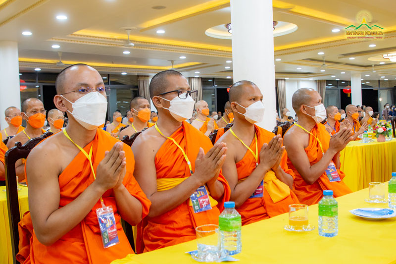 Cambodian monks at the event “Monks - lay Buddhists from different countries make offerings to Ba Vang Pagoda”