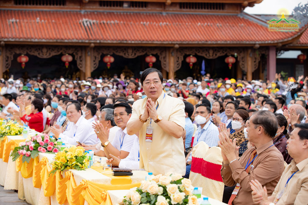 The guests of honor offered incense to pay homage to the Three Jewels.