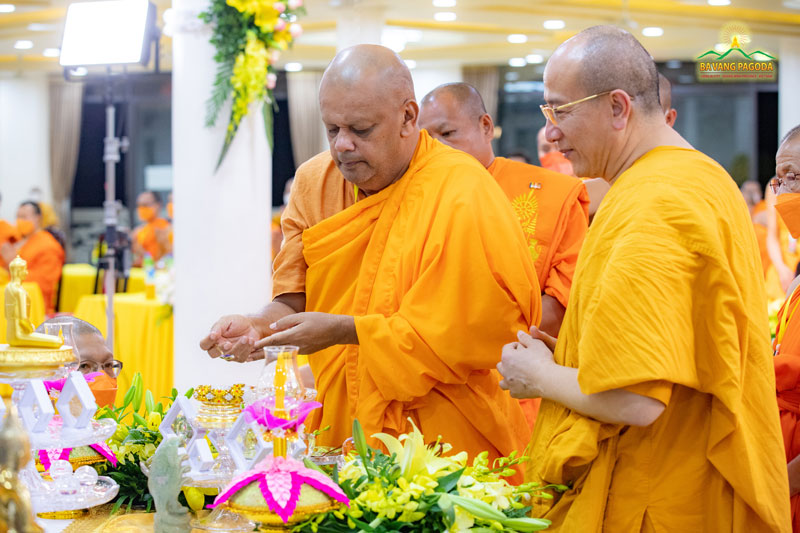 General Secretary for Head of the Sri Lanka Buddhist Federation — Most Venerable Mugunuwela Anuruddha Thero and Thay Thich Truc Thai Minh, the Abbot of Ba Vang Pagoda at the offering event.