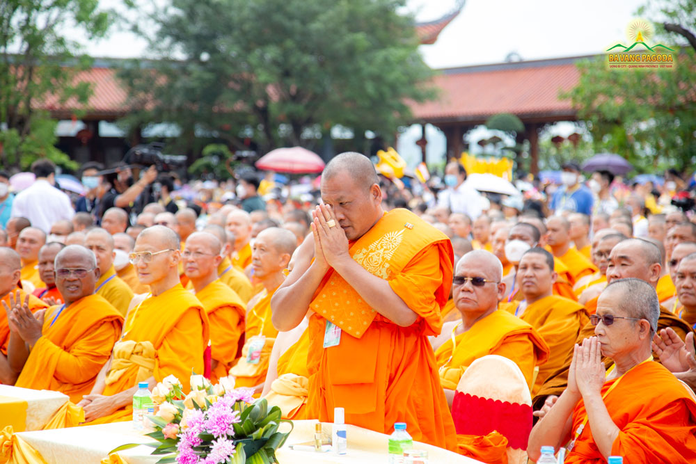 Head of Buddhist Committee of Ponhea Lueu district — Venerable PhraTanavimuttiyan Pin Mongkolwutthi Cambodia visited Vietnam and attended the Vesak Celebration 2022 at Ba Vang Pagoda.