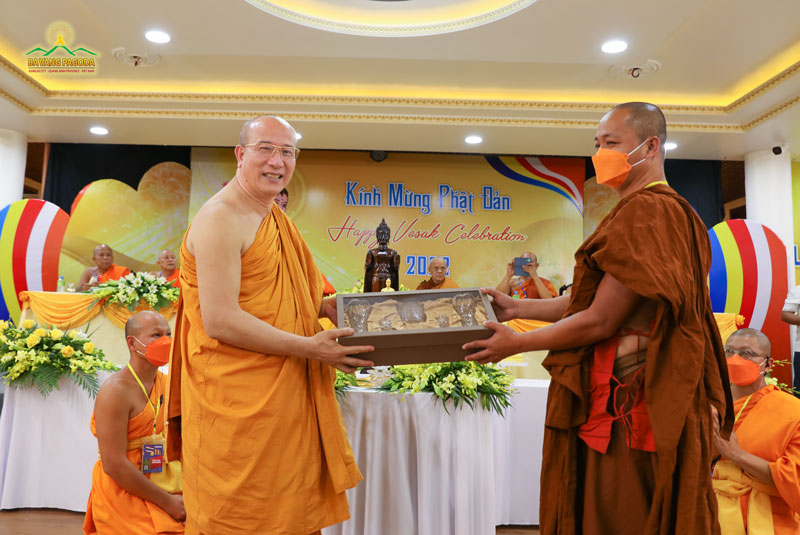 On behalf of Ba Vang Pagoda, Vietnam, Thay Thich Truc Thai Minh — the Abbot — received a Buddha statute offered from Vice Chairman of Bangladesh Department of Buddhism of Forest Monk — Venerable Shoura Jagat Mahathero.