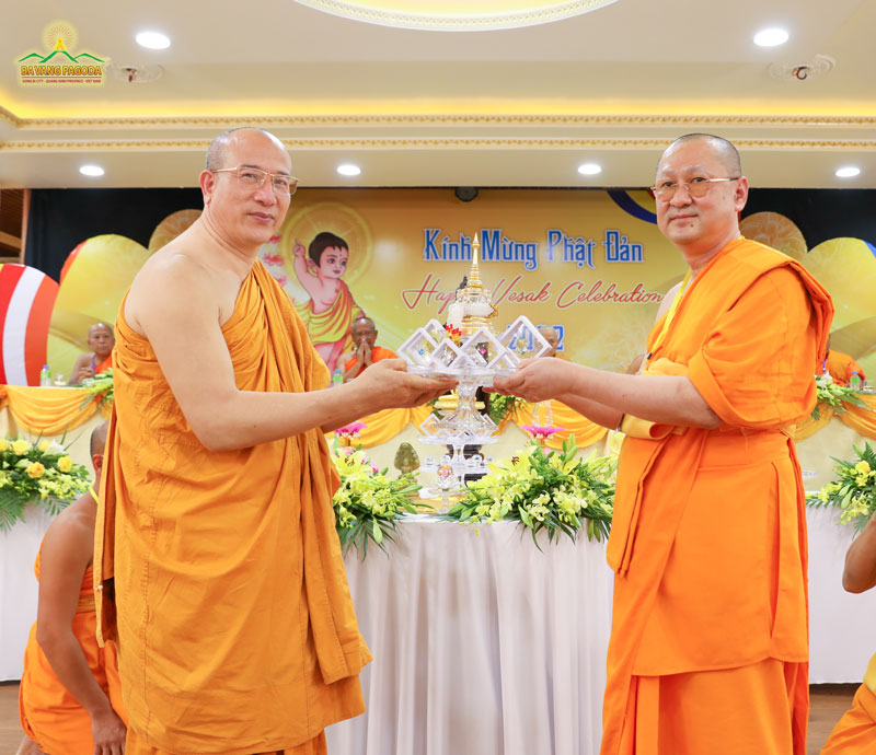 On behalf of Ba Vang Pagoda, Vietnam, Thay Thich Truc Thai Minh — the Abbot — received offerings from President of Dhammakaya Foundation, Head of International Buddhist Department (Thailand) — Venerable Pravidesdhammabhorn