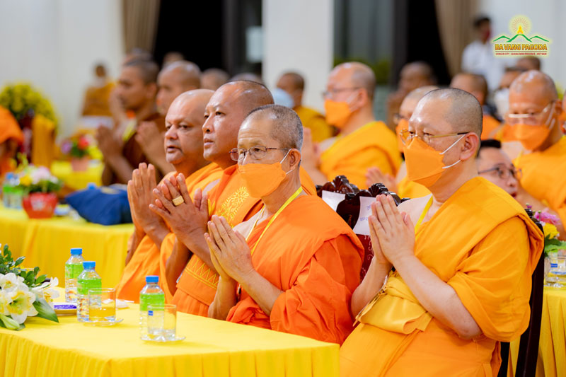 President of Dhammakaya Foundation, Head of International Buddhist Department (Thailand) — Venerable Pravidesdhammabhorn at the event “Monks - lay Buddhists from different countries make offerings to Ba Vang Pagoda”.