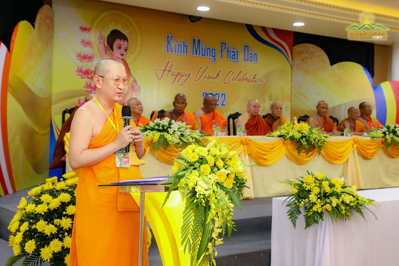 President of Dhammakaya Foundation, Head of International Buddhist Department (Thailand) — Venerable Pravidesdhammabhorn making a speech at the event: “Monks - lay Buddhists from different countries make offerings to Ba Vang Pagoda.