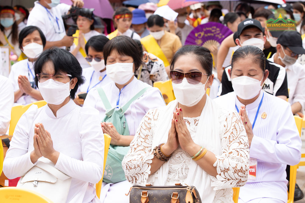 Thai Buddhist delegation in pure white dress respectfully attended the opening ceremony.