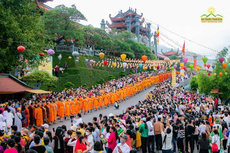 The Sangha calmly walked into the front yard of the Main Hall to attend the event.